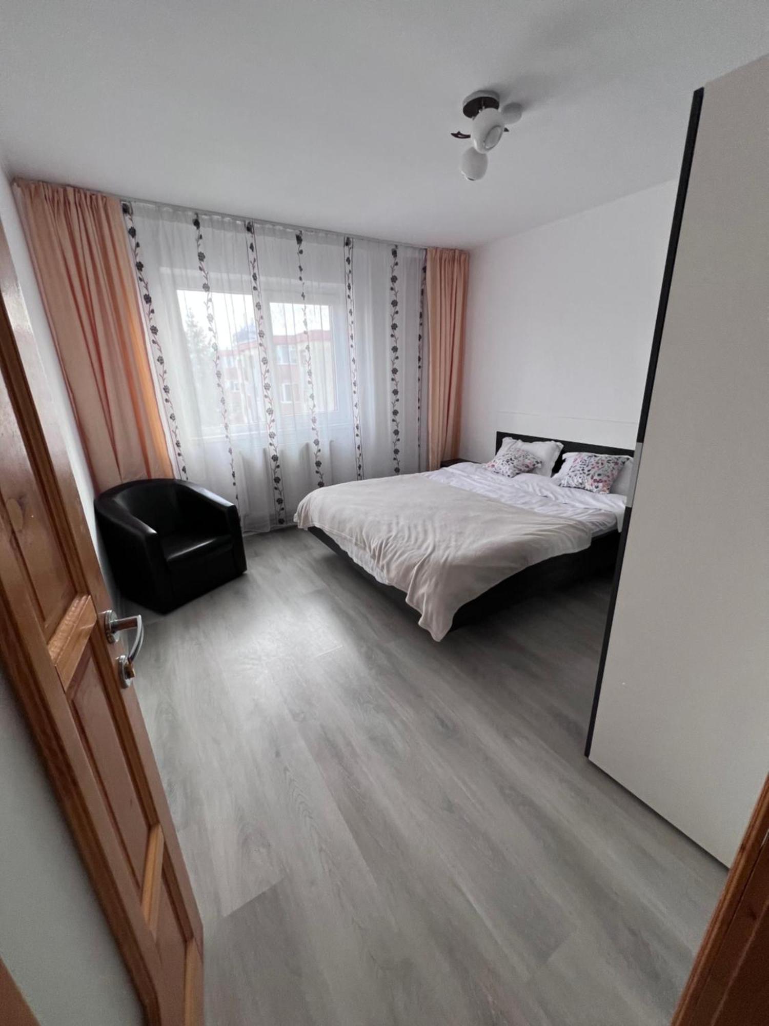 Apartament 3 *